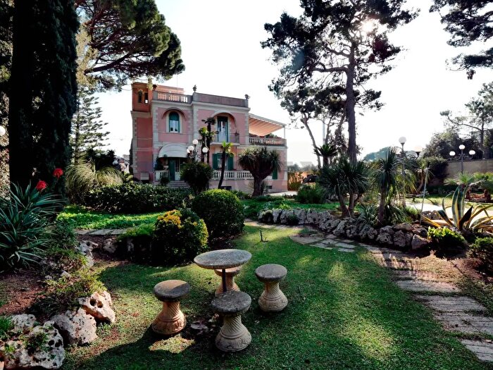 Casa con 20 locali in vendita in Corso Alcide De Gasperi, Bari