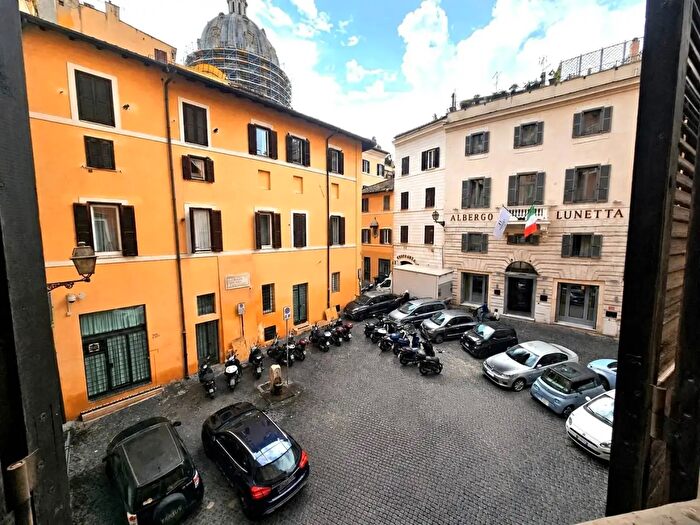 Appartamento quadrilocale in vendita in Piazza del Paradiso, Roma