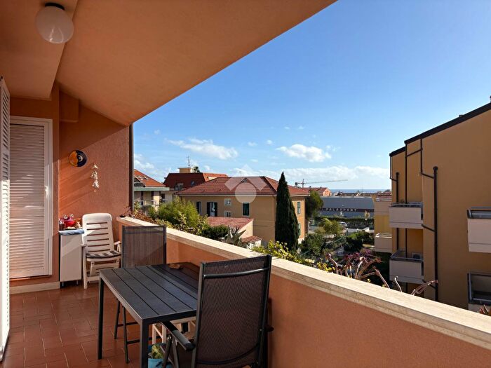 Appartamento trilocale in vendita in Via Gozzano, Loano