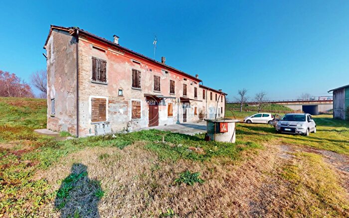 Casa con 6 locali in vendita in Via Porto, Rolo