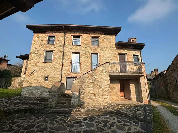 Casa quadrilocale in vendita in Lugagnano Val DArda