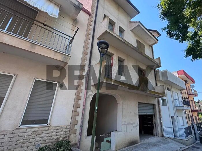 Casa con 12 locali in vendita in Via G Verga Snc, Salemi