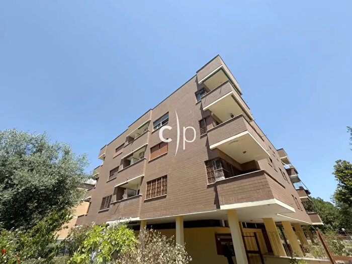Appartamento con 5 locali in vendita in Via Augusto Renzini, Roma
