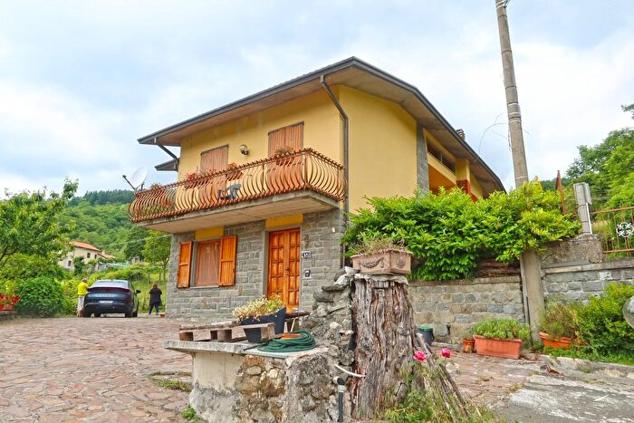 Casa con 9 locali in vendita in Comano
