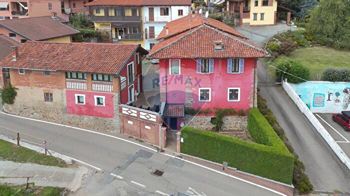 Casa con 5 locali in vendita in Via Andrea Remmert a, Camburzano