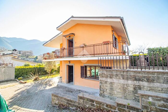 Appartamento trilocale in vendita in Via Forcella, Montasola