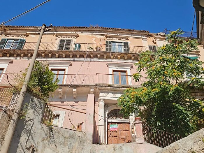 Appartamento con 5 locali in vendita in Via Campailla, Modica