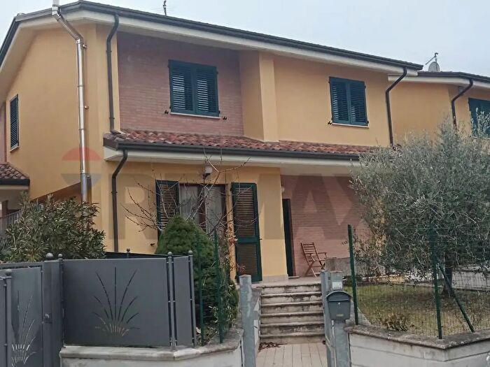 Casa con 7 locali in vendita in Via Madonna delle Rotte, Gualdo Tadino