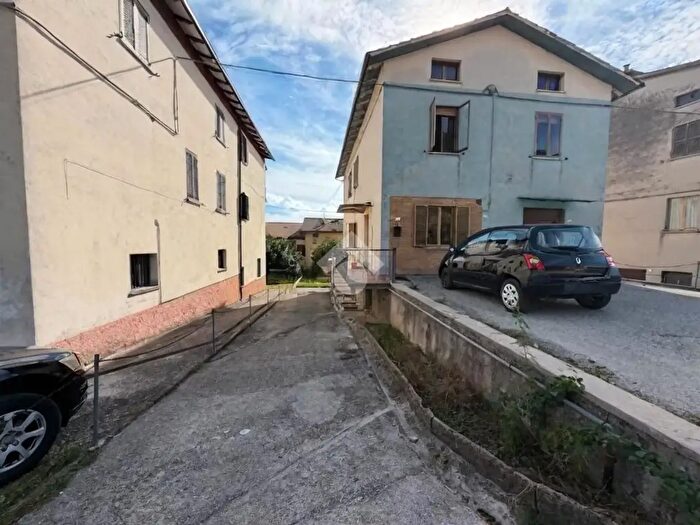 Casa quadrilocale in vendita in Via dell' Assino, Gubbio
