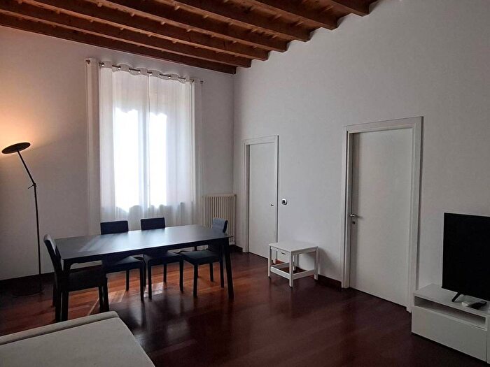 Appartamento trilocale in affitto in Largo Carrobbio, Carrobbio, Milano