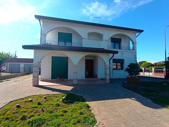 Casa con 9 locali in vendita in Boscochiaro Via Maggio, Cavarzere