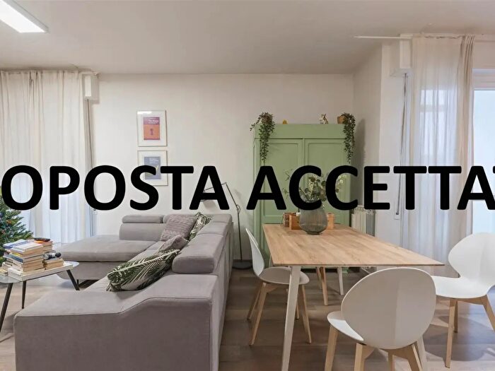 Appartamento con 6 locali in vendita in Via Francesco Bianchi Ferrari, Modena