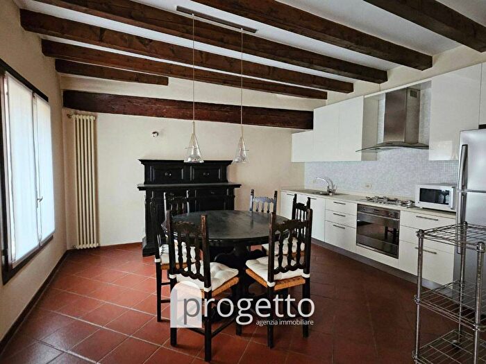 Appartamento trilocale in affitto in Contra' delle Barche, Centro Storico, Vicenza