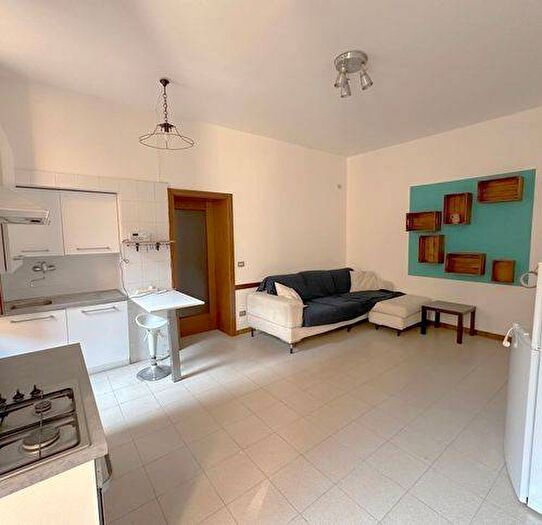Appartamento trilocale in affitto in Vicolo Pastorello, Veronetta, Verona