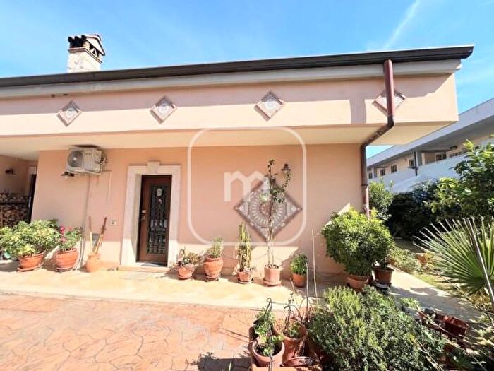 Casa con 5 locali in vendita in Via Frisa, Roma