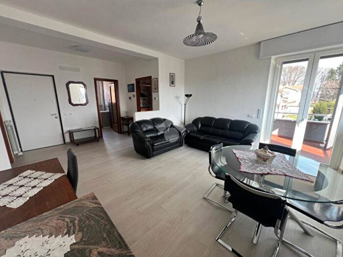 Appartamento trilocale in affitto in Via ischia, Centro, Malnate