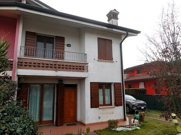 Casa con 5 locali in vendita in Motteggiana