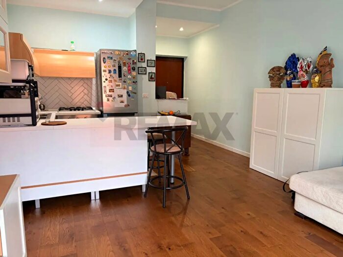 Appartamento trilocale in vendita in Via Rocco Jemma, Napoli