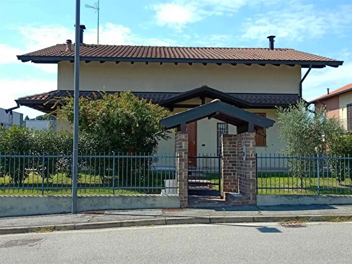Casa con 7 locali in affitto in Via Bruno Ferrazzi, Cardano Al Campo