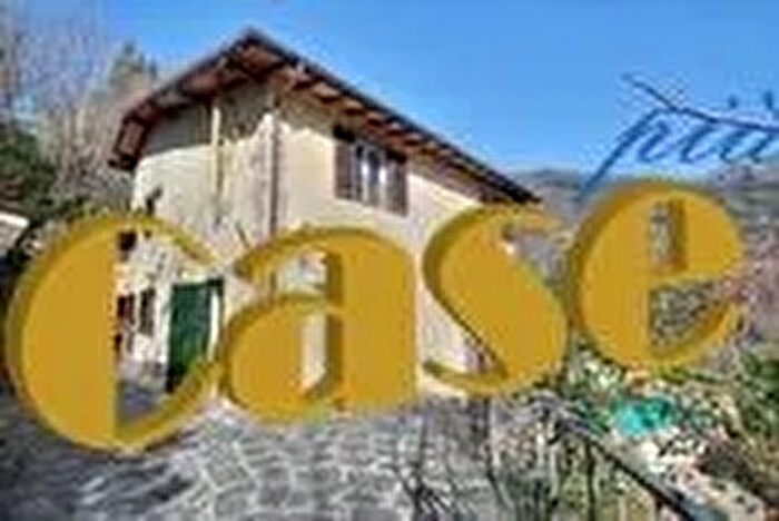Casa con 8 locali in vendita in Camaiore