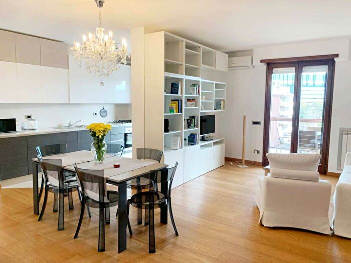 Appartamento trilocale in affitto in Viale della Grande Muraglia, Torrino, Roma