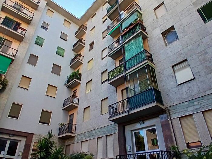 Appartamento trilocale in affitto in Via Comacchio, Corvetto, Milano