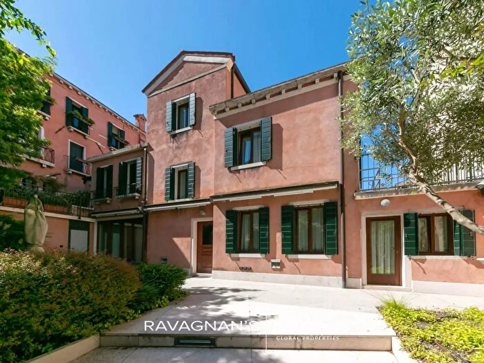Casa con 15 locali in vendita in Venezia