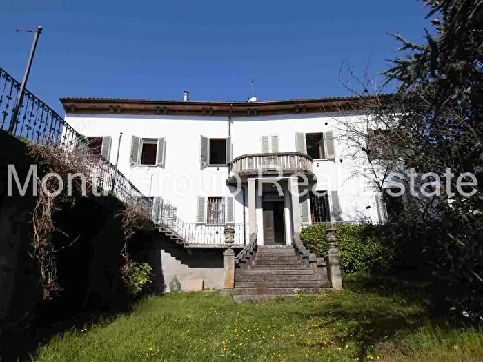 Casa con 13 locali in vendita in Maranzana