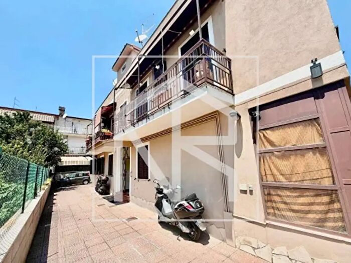 Appartamento trilocale in vendita in Via del Casale Agostinelli, Roma