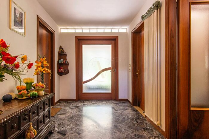 Casa con 10 locali in vendita in Via Ugo Foscolo, Vicenza