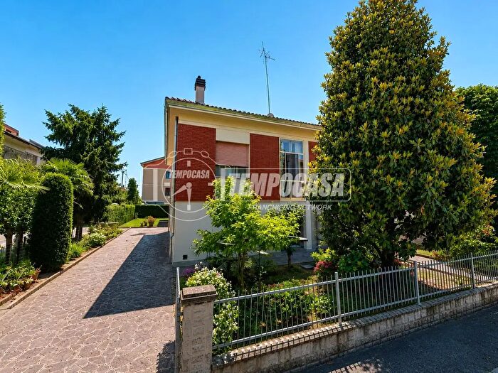 Casa quadrilocale in vendita in Via dell'Acero, Modena