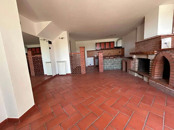Casa con 6 locali in affitto in Podenzana