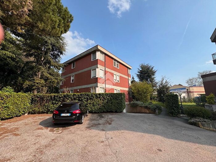 Appartamento trilocale in vendita in Via Trento, Venezia