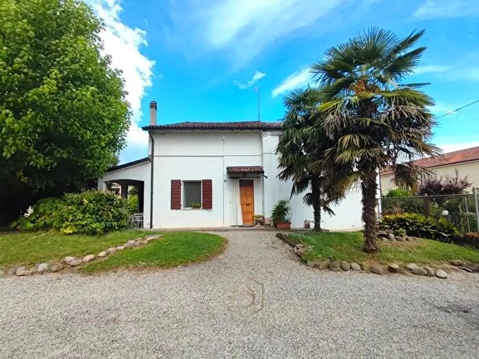 Casa con 5 locali in vendita in Via per San Biagio, Bondeno