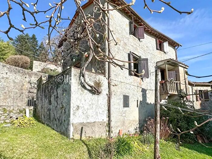 Casa con 9 locali in vendita in Via per Gello, Pescaglia