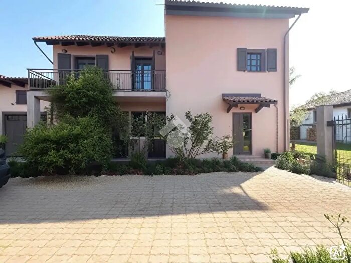 Casa con 8 locali in vendita in Via Lunga, Gamalero