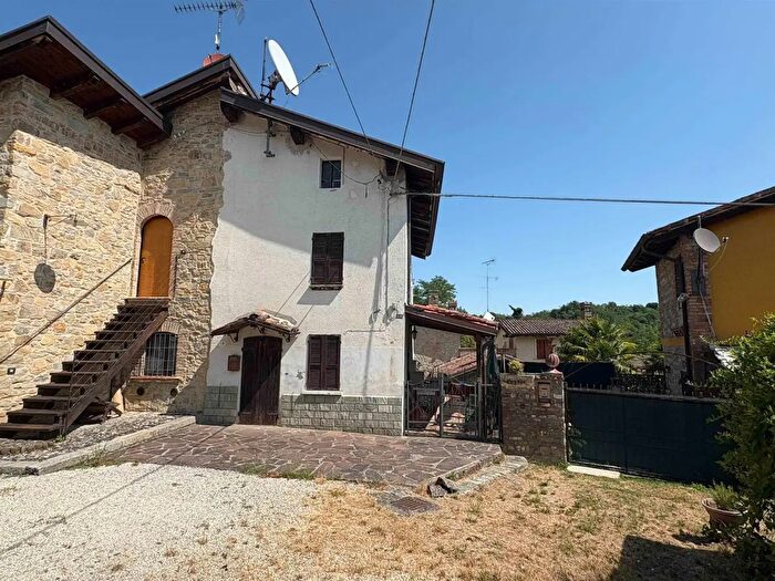 Casa trilocale in vendita in Gropparello