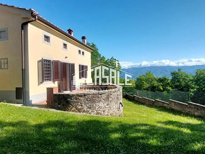 Casa con 8 locali in vendita in Vicchio