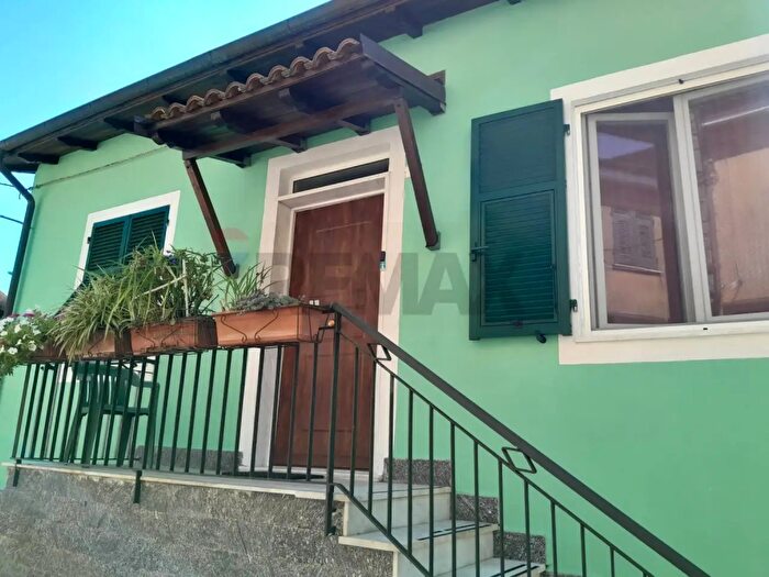 Casa con 5 locali in vendita in Via Primo Maggio, Carrodano