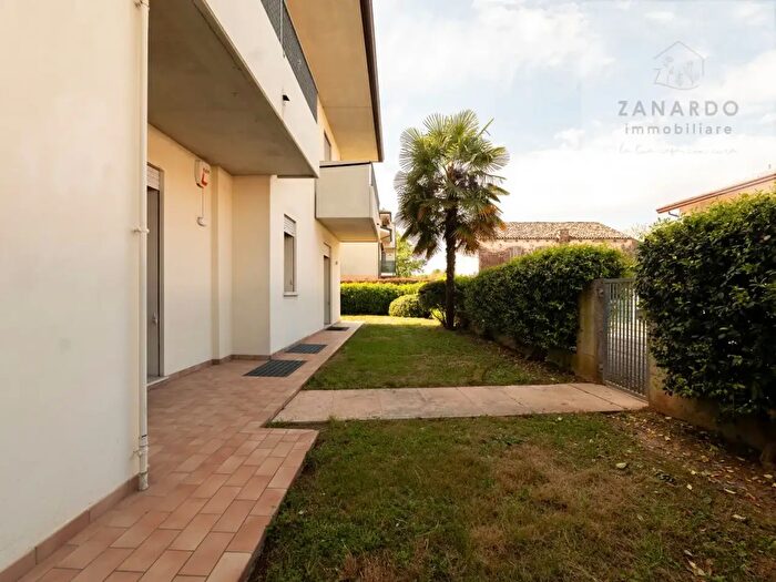 Appartamento trilocale in vendita in Via Cesare Battisti, Paese