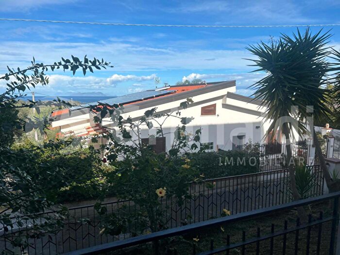 Casa con 6 locali in vendita in Cda Zura Snc, Furnari