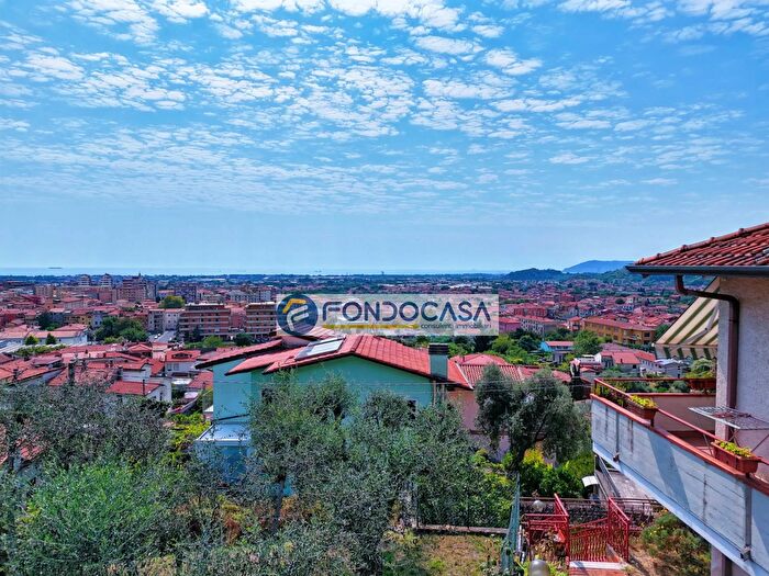 Casa con 6 locali in vendita in Via Gasparo Venturini, Massa