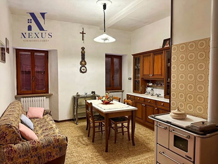 Casa con 7 locali in vendita in Montefelcino