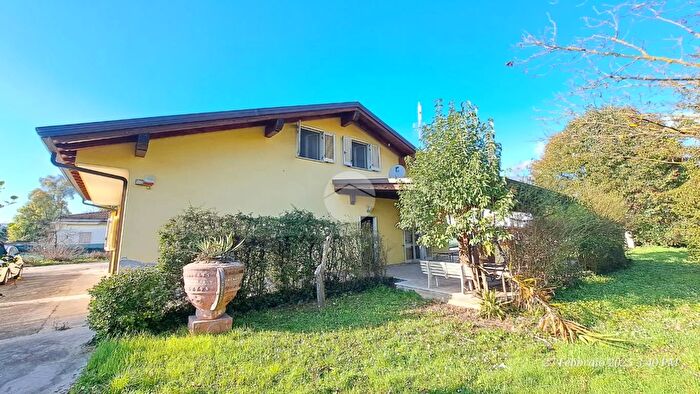 Casa con 7 locali in vendita in Via Licinio Refice, Frosinone