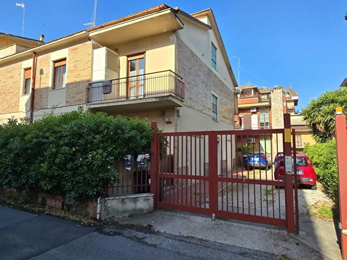 Appartamento trilocale in vendita in Via Nino Bixio, Monterotondo