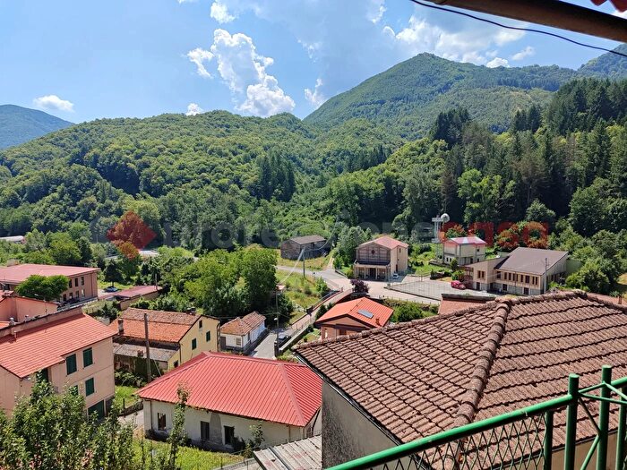 Casa quadrilocale in vendita in Via Montegrappa, Minucciano