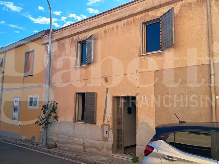 Casa quadrilocale in vendita in Donigala Fenughedu, Oristano