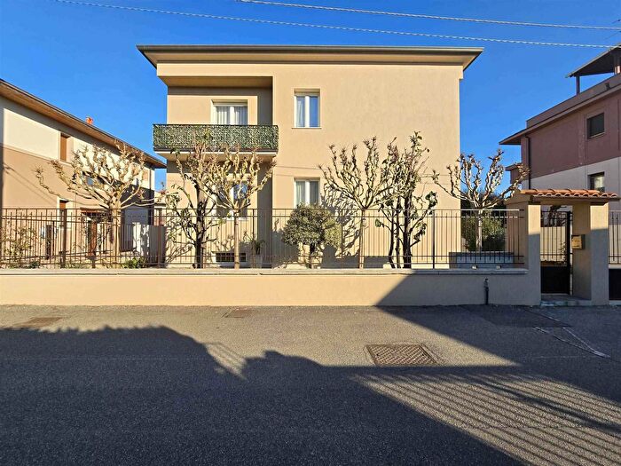 Casa con 8 locali in vendita in Via, Biassono