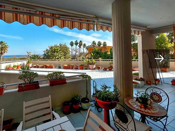 Appartamento con 13 locali in vendita in Via Franca Maria Gianni, Siracusa