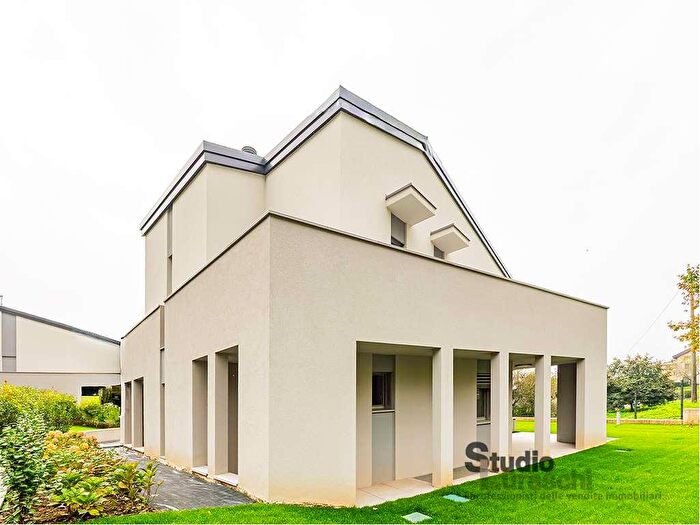 Casa quadrilocale in vendita in Lecco